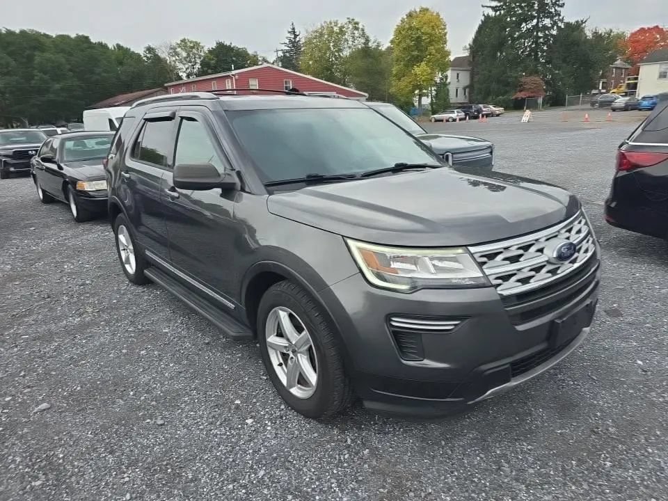 Used 2018 Ford Explorer XLT FWD image 2
