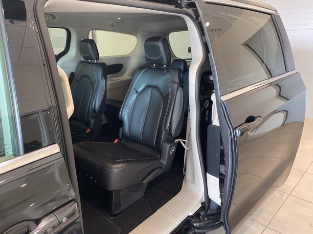 Used 2023 Chrysler Pacifica Touring-L FWD image 16