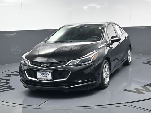 Used 2018 Chevrolet Cruze LT w/ Convenience Package image 11