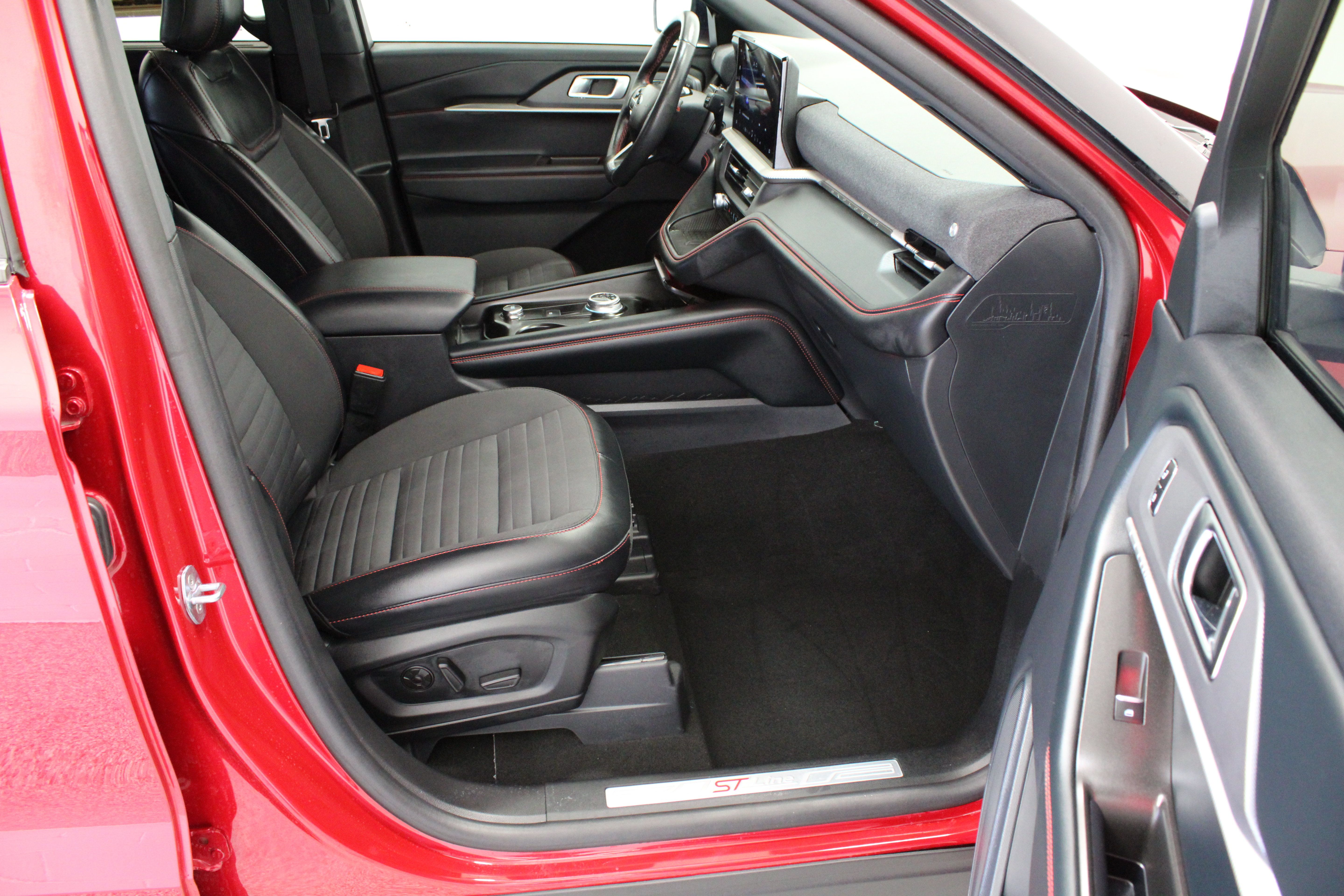 Used 2025 Ford Explorer ST-Line w/ Premium Package RWD image 39