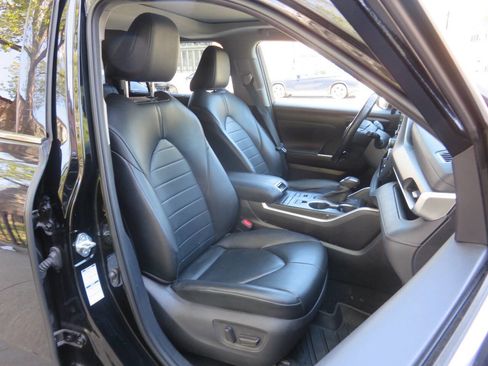 Used 2020 Toyota Highlander XLE AWD/4WD image 11