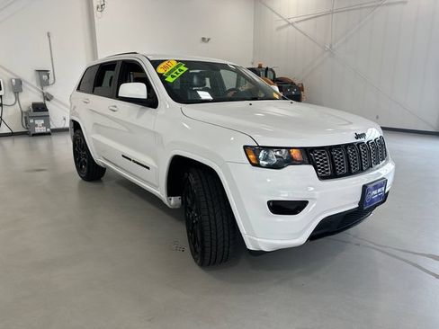 Used 2017 Jeep Grand Cherokee Altitude AWD/4WD image 3