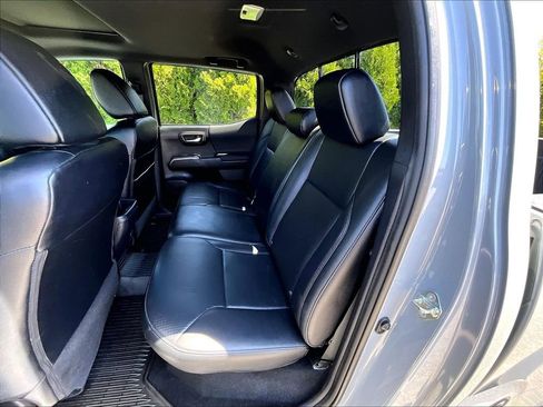 Used 2019 Toyota Tacoma TRD Sport w/ TRD Premium Sport Package AWD/4WD image 15