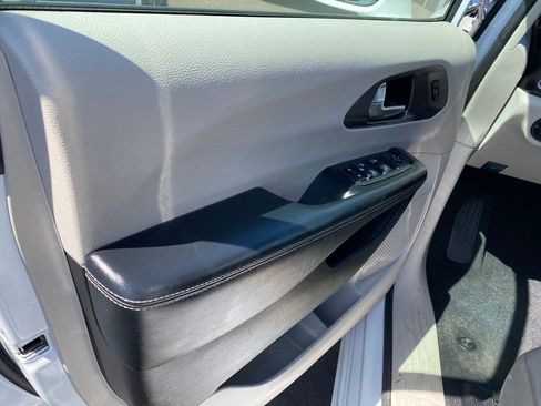 Used 2022 Chrysler Pacifica Touring-L image 13