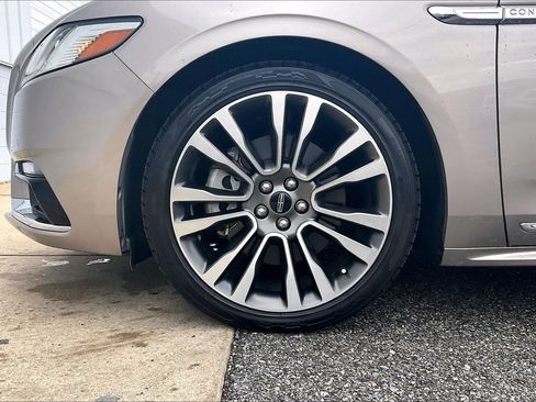 Used 2018 Lincoln Continental Select image 11