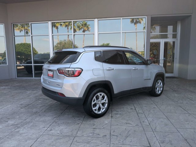 Used 2024 Jeep Compass Latitude AWD/4WD image 4