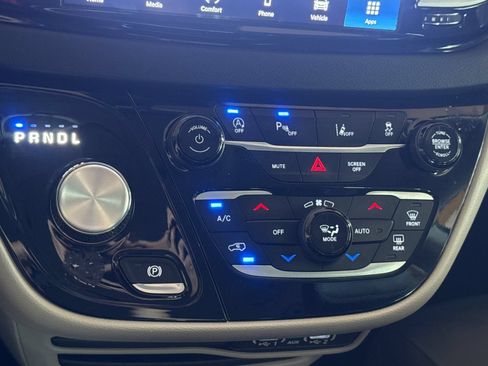 Used 2024 Chrysler Pacifica Touring-L FWD image 21