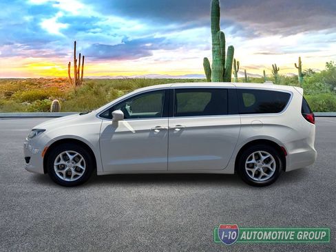 Used 2019 Chrysler Pacifica Touring Plus w/ Tire & Wheel Group FWD image 8