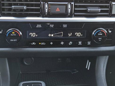 Used 2024 Nissan Pathfinder SV image 11