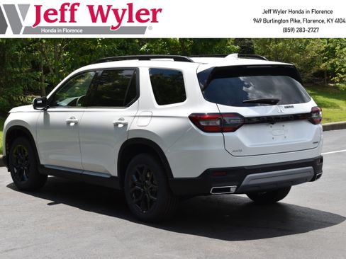 New 2025 Honda Pilot Touring image 5