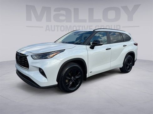 Certified 2024 Toyota Highlander XLE image 1