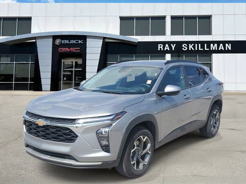 Used 2025 Chevrolet Trax LT w/ LT Convenience Package FWD image 3