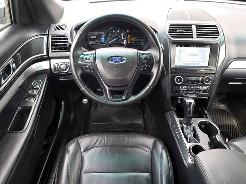 Used 2017 Ford Explorer XLT w/ Equipment Group 202A FWD image 8