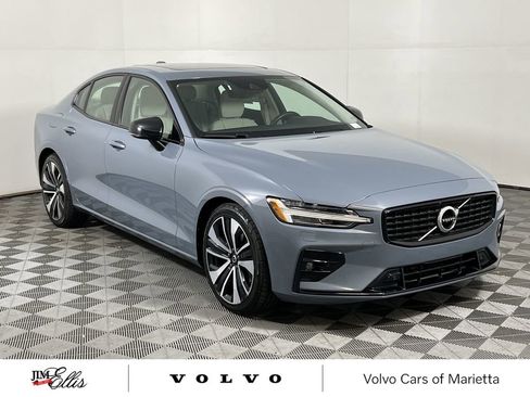 Used 2022 Volvo S60 B5 Momentum w/ Premium Package image 2