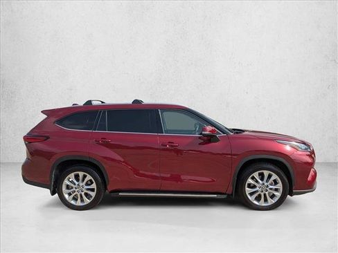 Used 2023 Toyota Highlander Limited FWD image 4