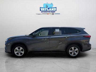 Used 2023 Toyota Highlander LE