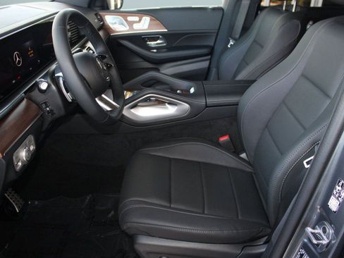 Used 2025 Mercedes-Benz GLS 450 4MATIC image 5