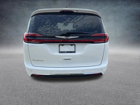 Used 2024 Chrysler Pacifica Touring-L FWD image 4