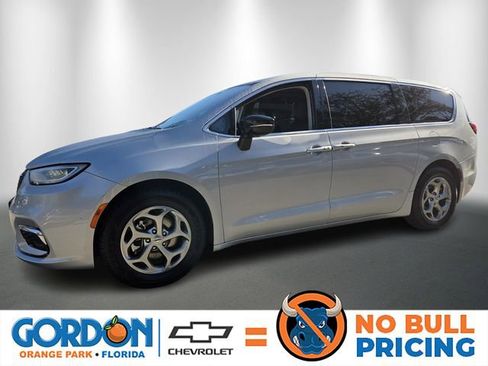 Used 2024 Chrysler Pacifica Limited image 1