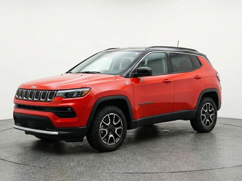 Used 2025 Jeep Compass Trailhawk AWD/4WD image 3