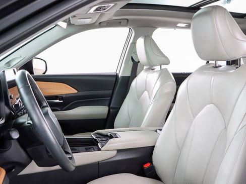 Used 2025 Toyota Grand Highlander AWD Hybrid image 24