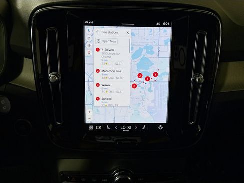 Used 2025 Volvo XC40 B5 Plus image 18