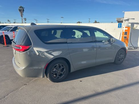 Used 2022 Chrysler Pacifica Limited w/ S Appearance Package image 6