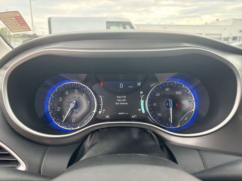 Used 2023 Chrysler Pacifica Touring-L FWD image 14