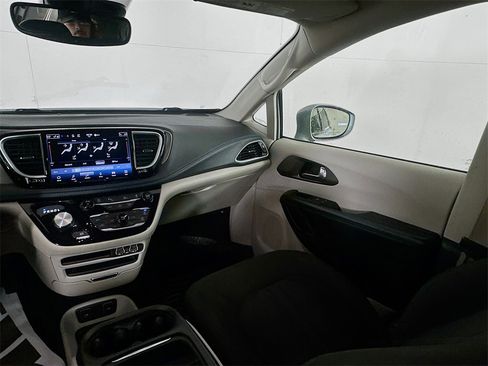 Used 2021 Chrysler Pacifica Touring w/ Cold Weather Group image 23