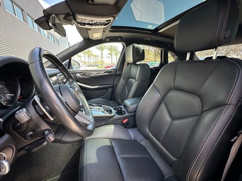 Certified 2022 Porsche Macan S image 5