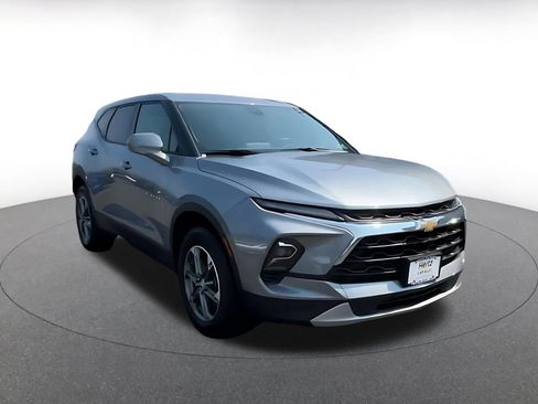 Used 2025 Chevrolet Blazer LT FWD image 3