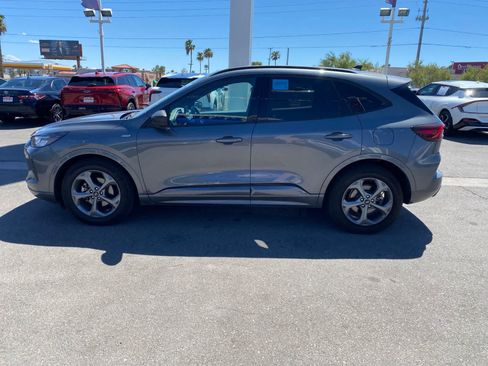 Used 2023 Ford Escape ST-Line w/ Cold Weather Package FWD image 9
