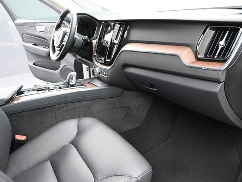 Used 2024 Volvo XC60 B5 Plus image 24