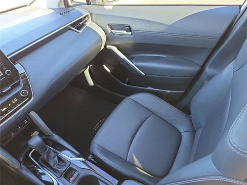 Used 2022 Toyota Corolla Cross XLE w/ Convenience Package image 19