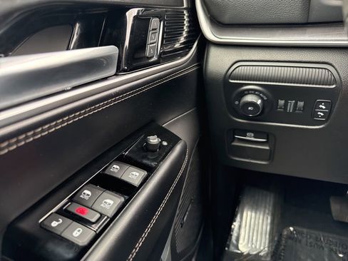 Used 2022 Jeep Wagoneer Series I AWD/4WD image 17