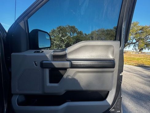 Used 2017 Ford F150 XLT image 14