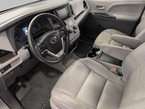 Used 2018 Toyota Sienna XLE w/ XLE Navigation Package FWD image 10
