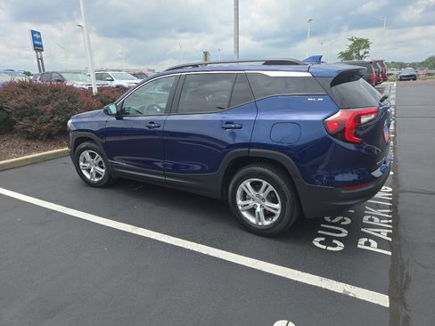 Used 2022 GMC Terrain SLE w/ Driver Convenience Package FWD image 2