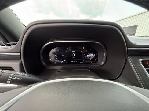 Certified 2023 GMC Yukon XL SLT w/ SLT Premium Package AWD/4WD image 11
