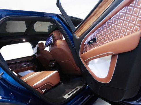 New 2025 Bentley Bentayga image 51