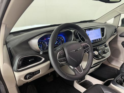 Used 2023 Chrysler Pacifica Touring-L AWD/4WD image 17