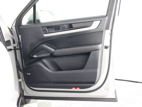 Certified 2024 Porsche Cayenne AWD/4WD image 23