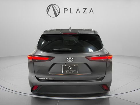 Used 2024 Toyota Highlander LE image 5