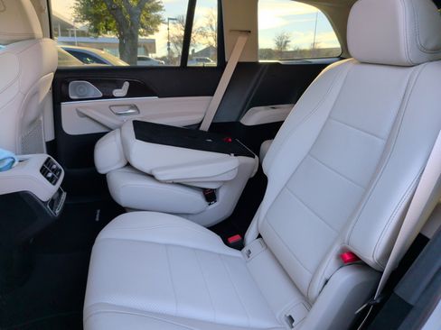 Used 2025 Mercedes-Benz GLS 450 4MATIC image 39