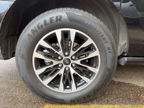 Used 2025 Ford Expedition Max Platinum AWD/4WD image 9
