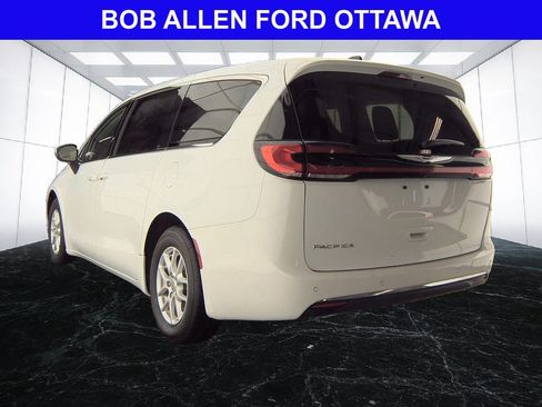Used 2023 Chrysler Pacifica Touring-L FWD image 6