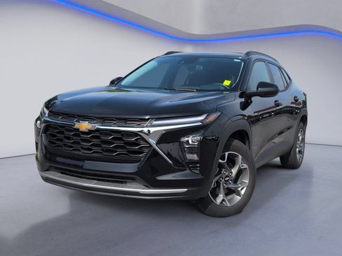 Used 2024 Chevrolet Trax LT w/ Driver Confidence Package FWD image 2