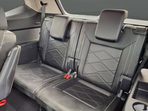 Used 2024 Volkswagen Atlas SE w/ Panoramic Sunroof Package image 12