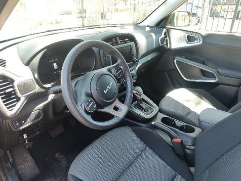 Certified 2025 Kia Soul LX w/ LX Technology Package FWD image 2