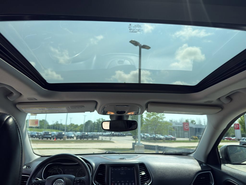 Used 2019 Jeep Cherokee Trailhawk AWD/4WD image 30